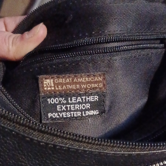 Elegant Black Men's Messenger Bag - Picture 4 of 7